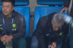 阿贾克斯场边指挥情绪激动，国安队员怒摔水瓶