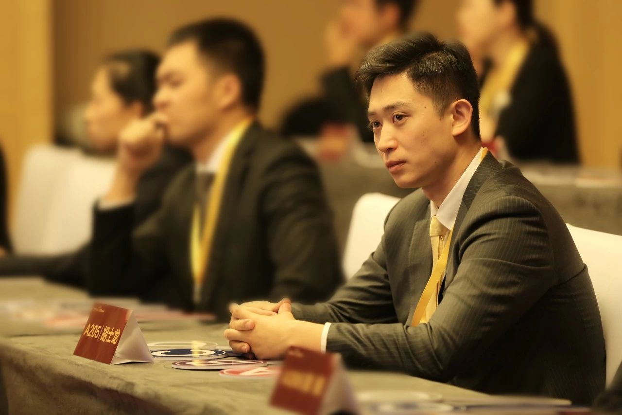 包含精英赛场燃情上演，凶险对手守势对决的词条