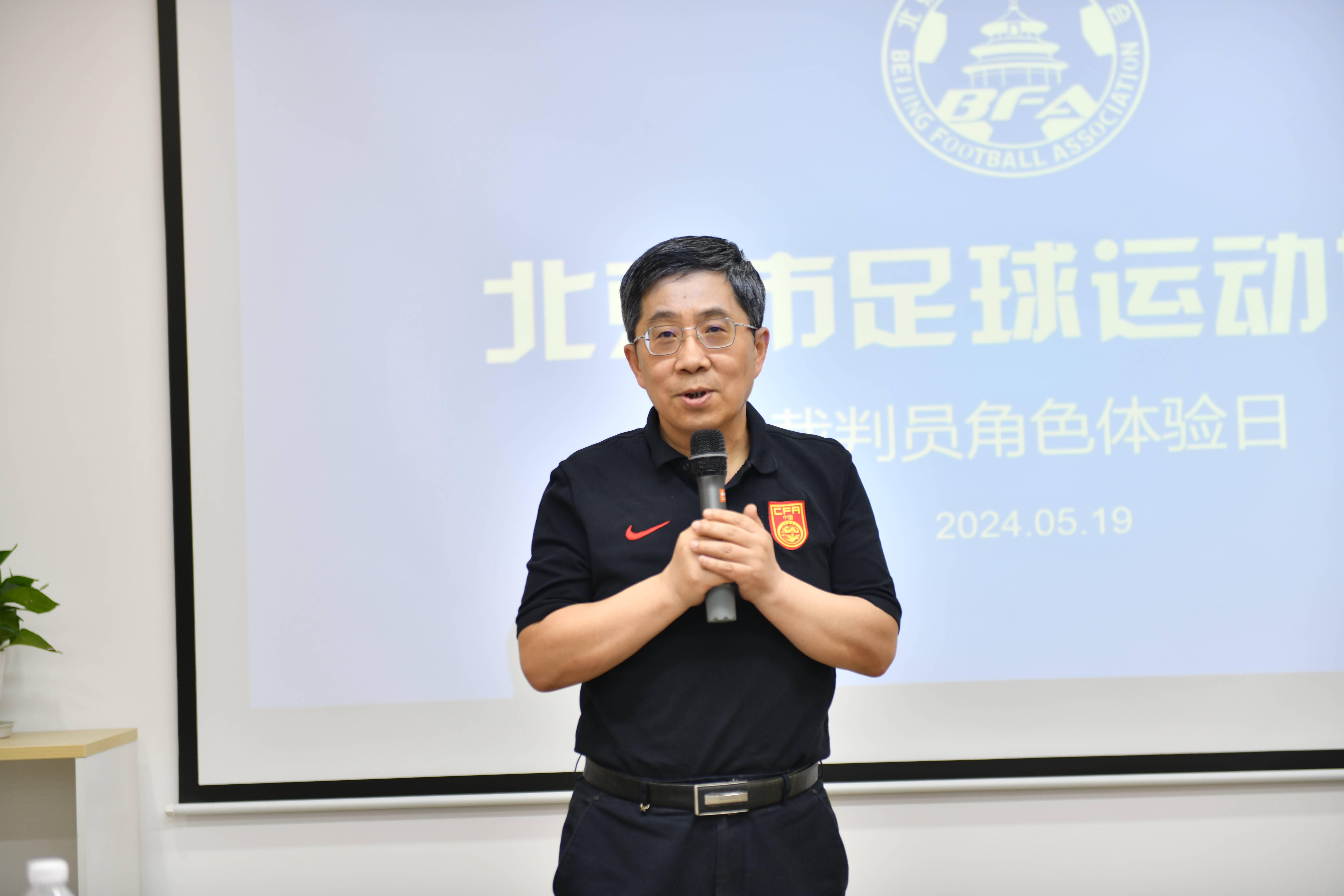关于争议裁判成为焦点，足球界呼吁提高职业素养的信息