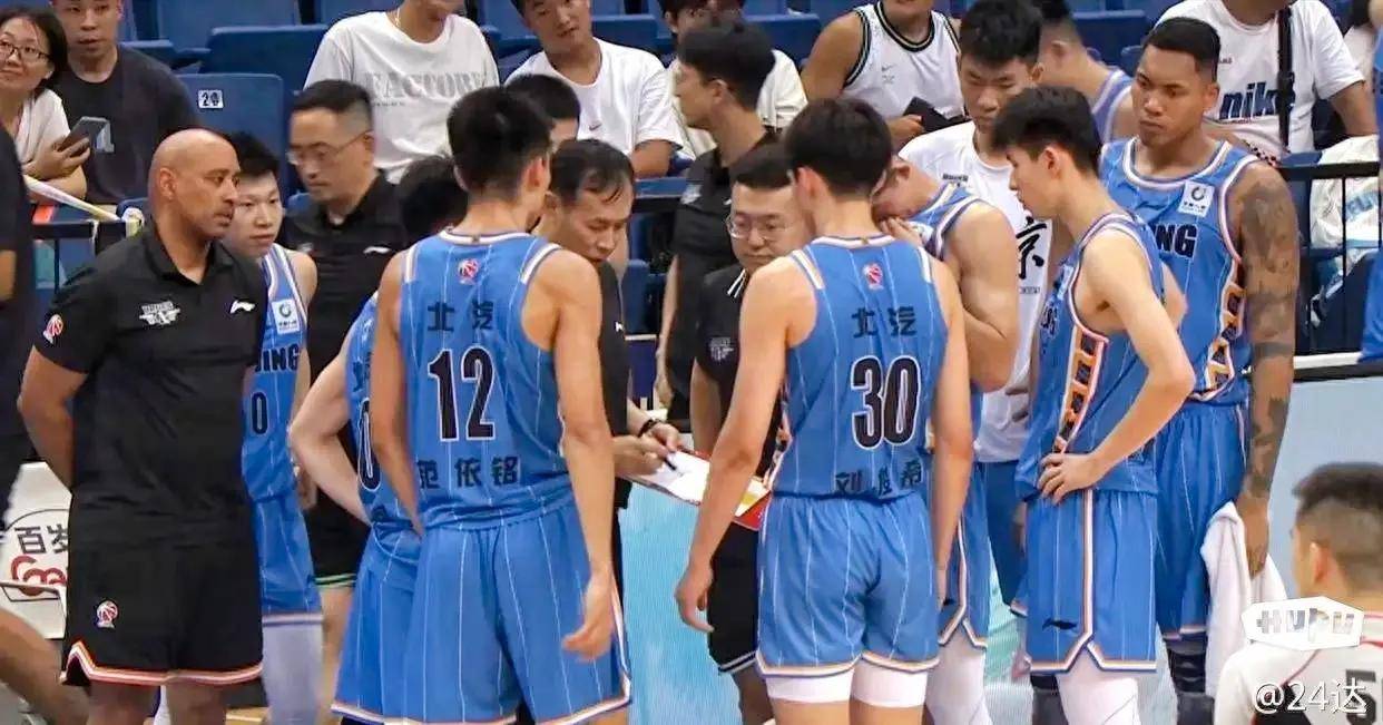 京粤大战激烈进行，全队一致努力做最好