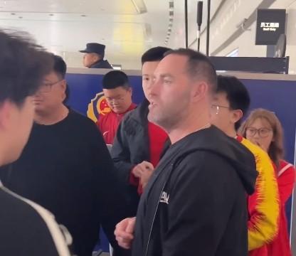 尼奥尔加达球迷热情支持，助威声音震天响的简单介绍