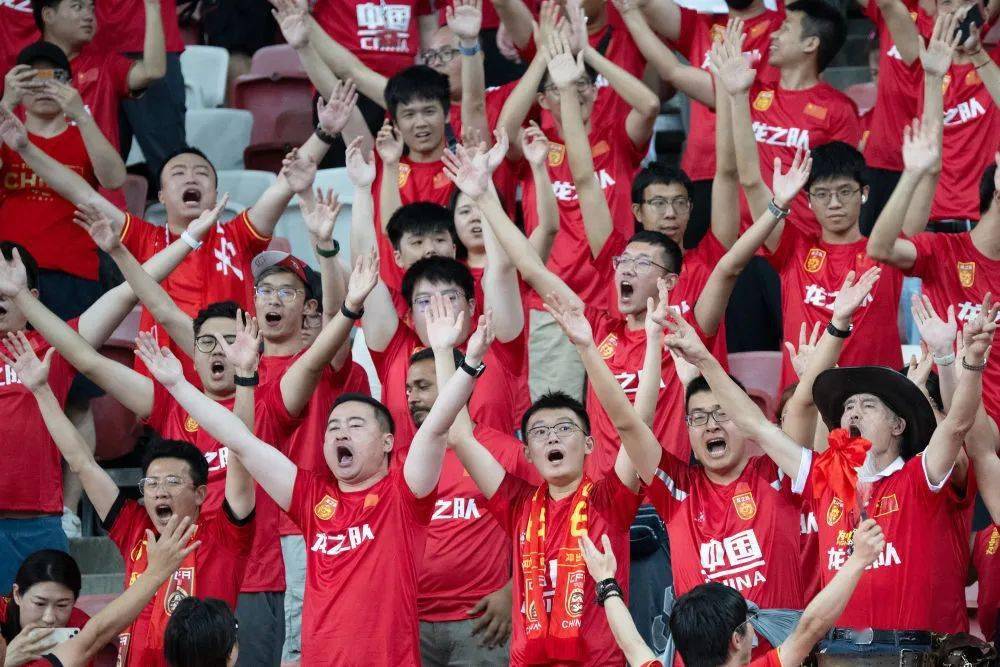 精彩瞬间回放，球迷热血沸腾