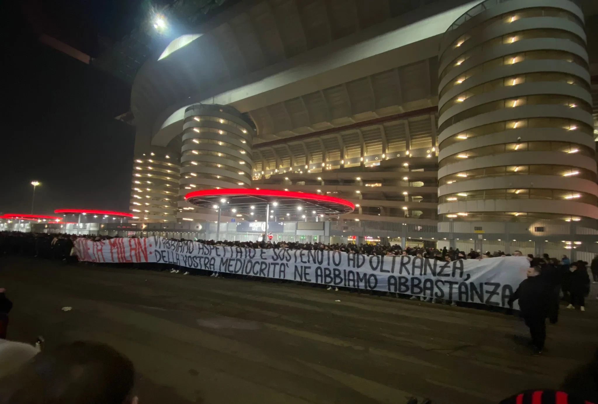 AC米兰重伤倒地，海港全队围拢祈祷，场面感人