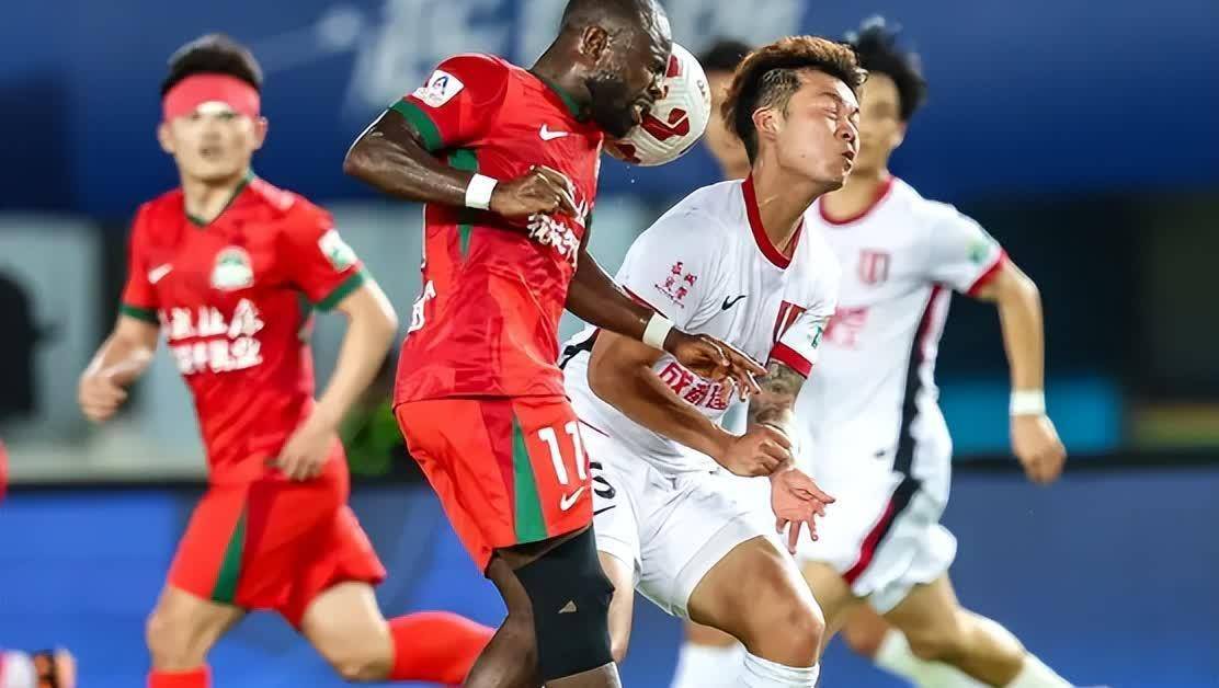 国安场边指挥情绪激动，海港队员怒摔水瓶！的简单介绍