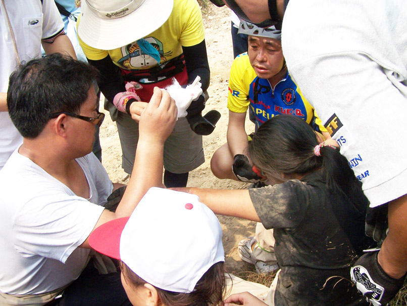 关于莱比锡重伤倒地，泰山全队围拢祈祷，场面感人的信息