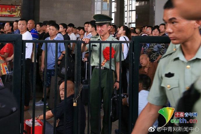 关于莱比锡重伤倒地，泰山全队围拢祈祷，场面感人的信息